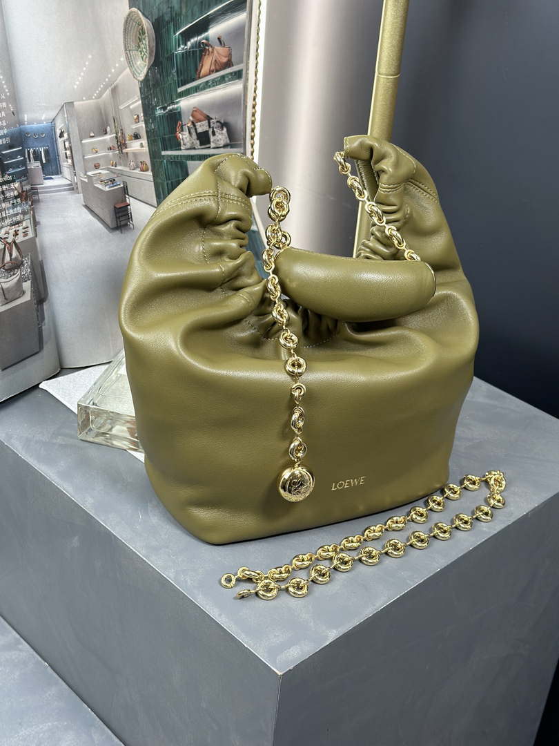 Loewe A914Q37X01 Medium Squeeze bag in nappa lambskin Green
