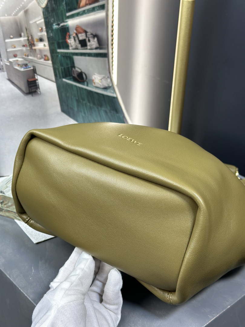 Loewe A914Q37X01 Medium Squeeze bag in nappa lambskin Green