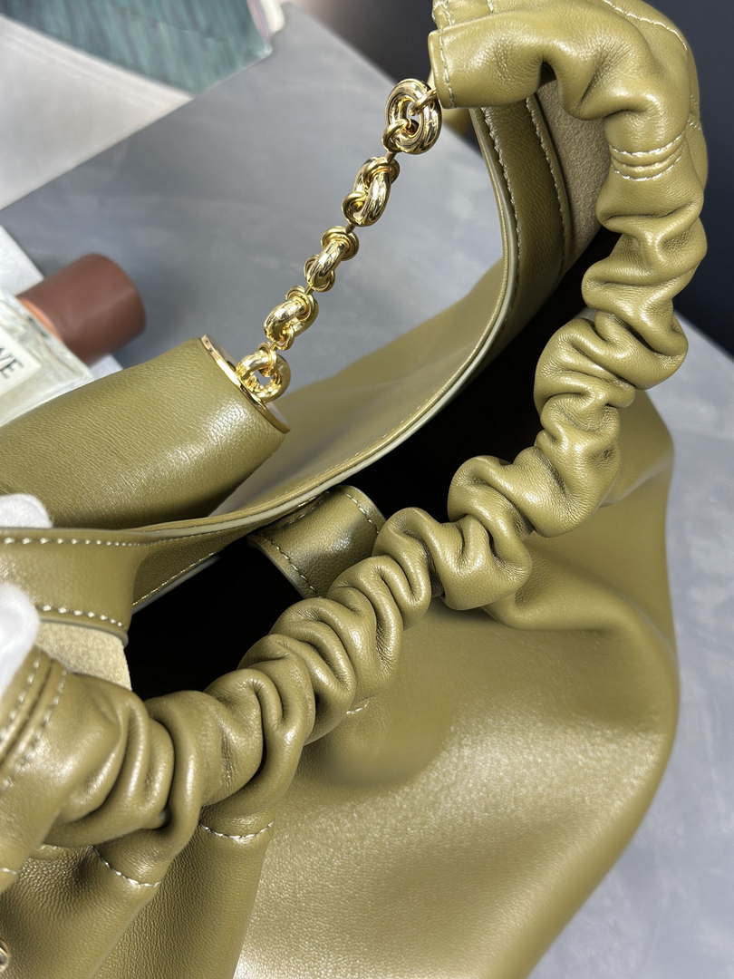 Loewe A914Q37X01 Medium Squeeze bag in nappa lambskin Green