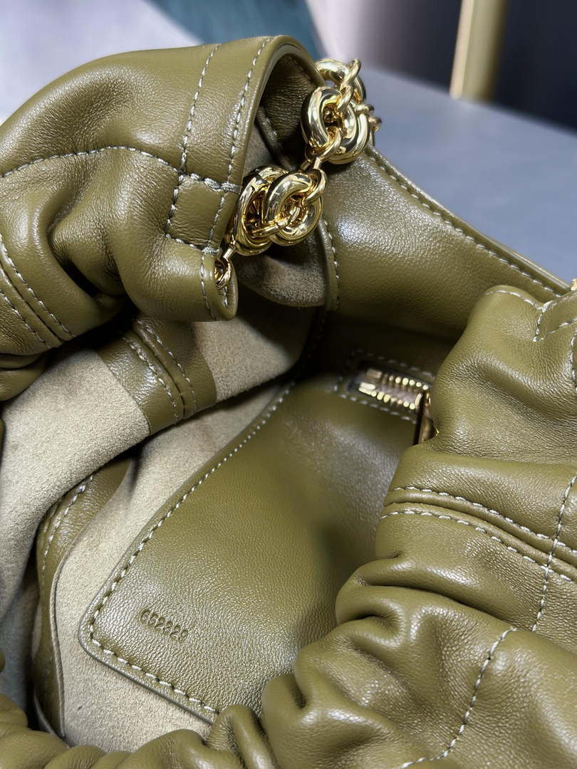 Loewe A914Q37X01 Medium Squeeze bag in nappa lambskin Green