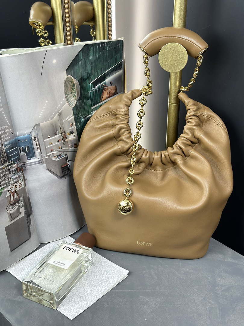 Loewe A914Q37X01 Medium Squeeze bag in nappa lambskin Oak