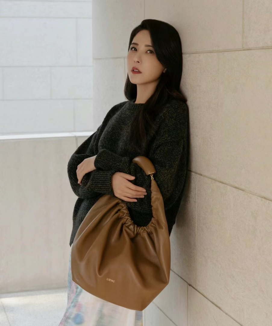 Loewe A914Q37X01 Medium Squeeze bag in nappa lambskin Oak