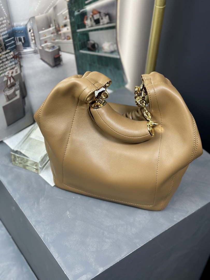 Loewe A914Q37X01 Medium Squeeze bag in nappa lambskin Oak