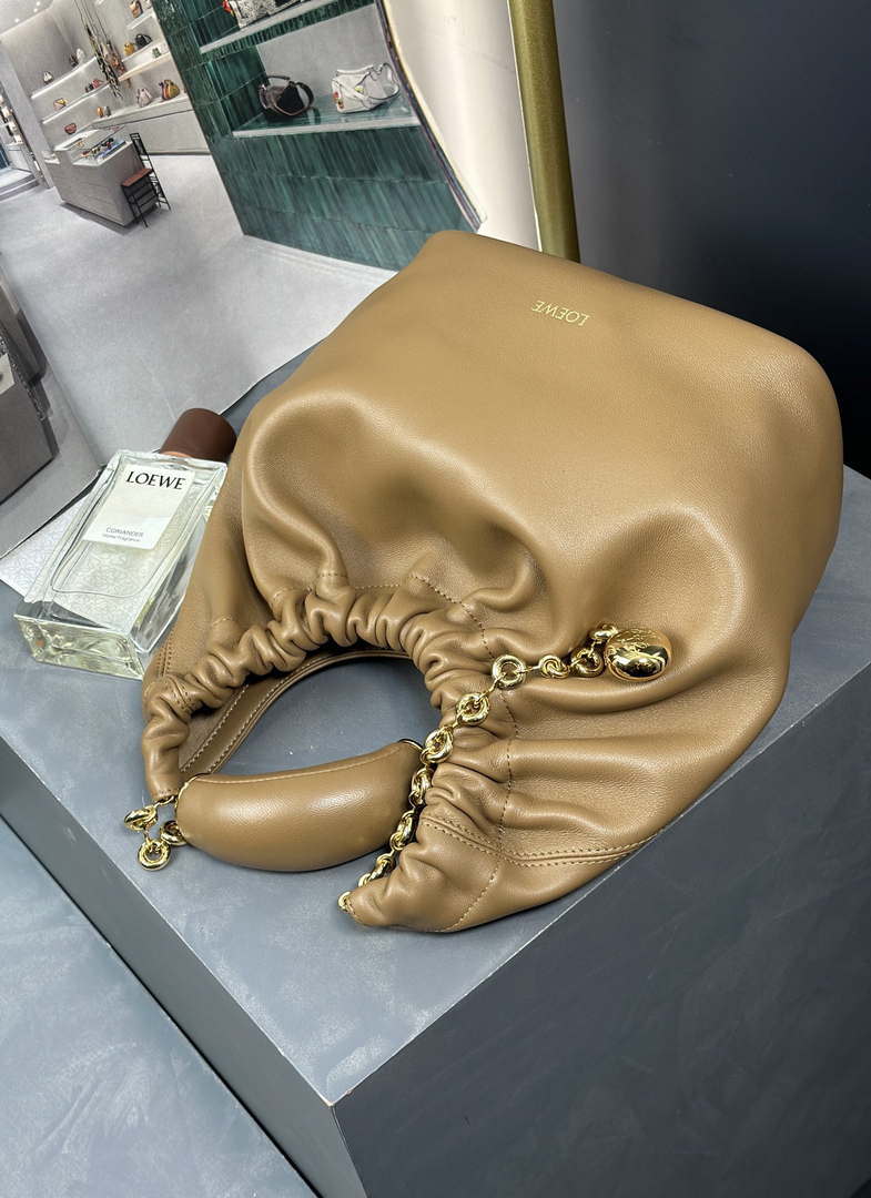 Loewe A914Q37X01 Medium Squeeze bag in nappa lambskin Oak