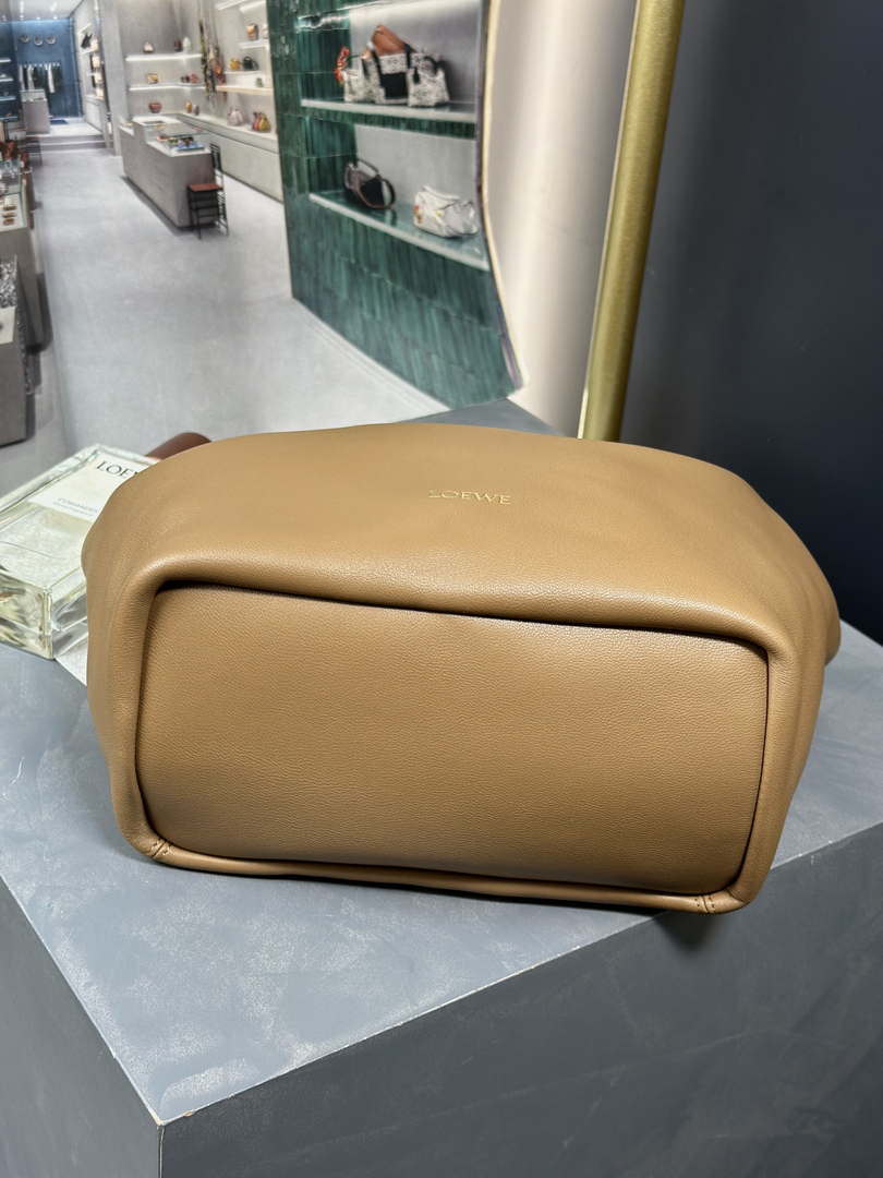 Loewe A914Q37X01 Medium Squeeze bag in nappa lambskin Oak