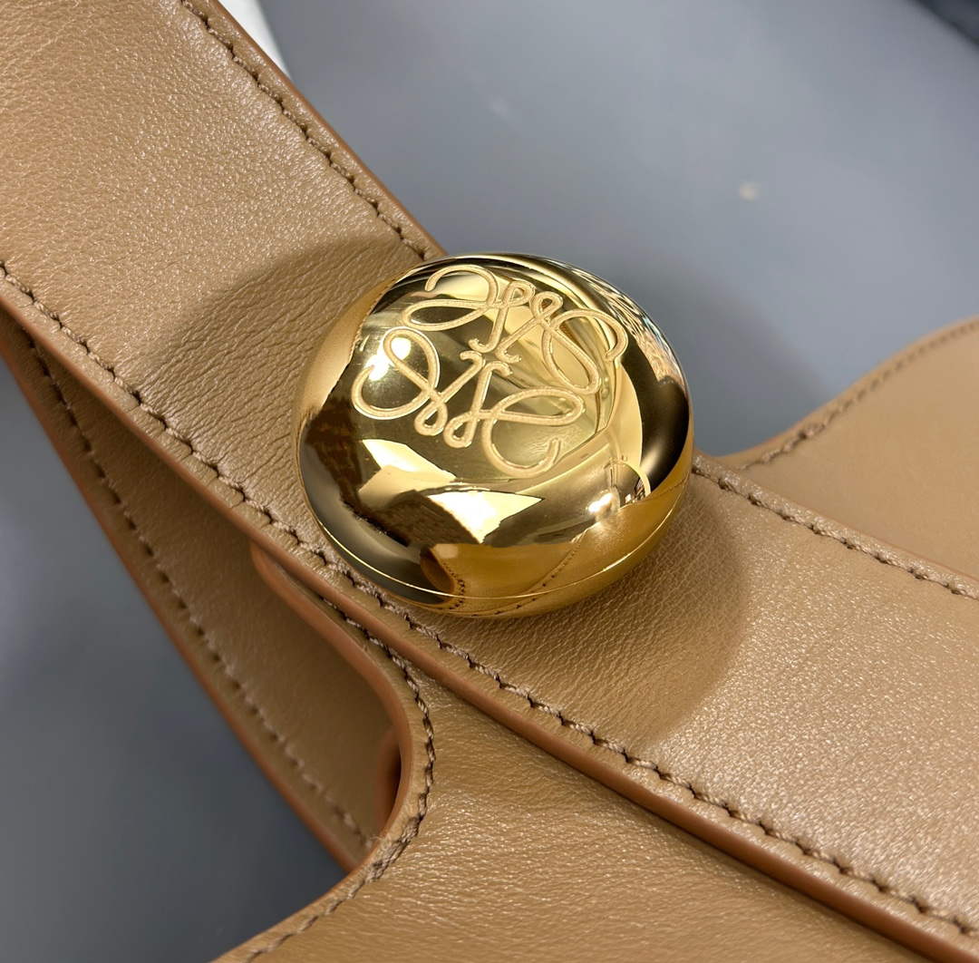 Loewe AANBBBMX01 Mini Pebble Bucket Bag in mellow calfskin Brown