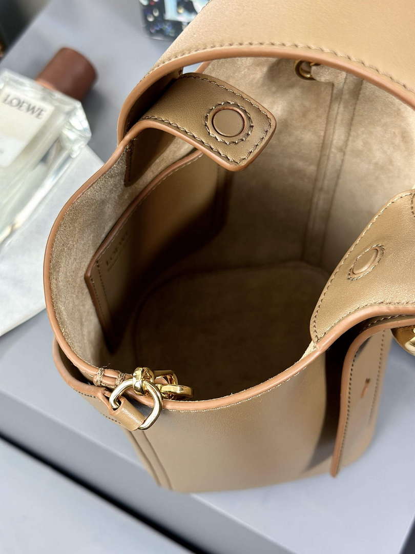 Loewe AANBBBMX01 Mini Pebble Bucket Bag in mellow calfskin Brown