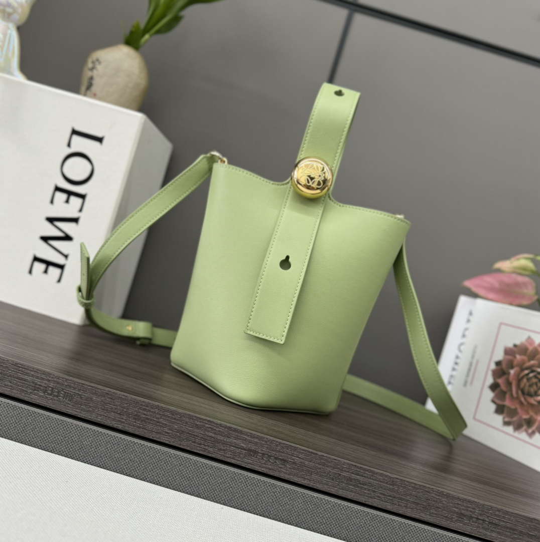 Loewe AANBBBMX02  Mini Pebble Bucket bag in soft grained calfskin Loe8001