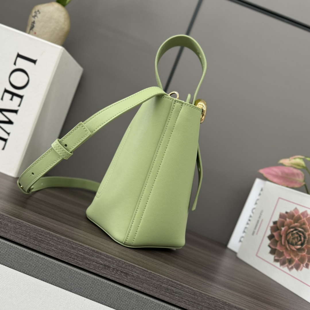 Loewe AANBBBMX02  Mini Pebble Bucket bag in soft grained calfskin Loe8001