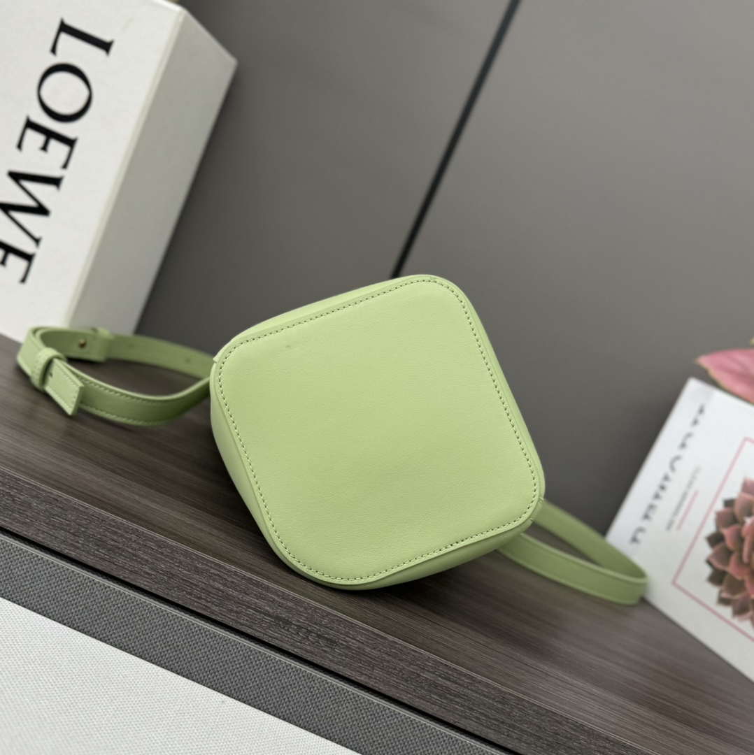 Loewe AANBBBMX02  Mini Pebble Bucket bag in soft grained calfskin Loe8001