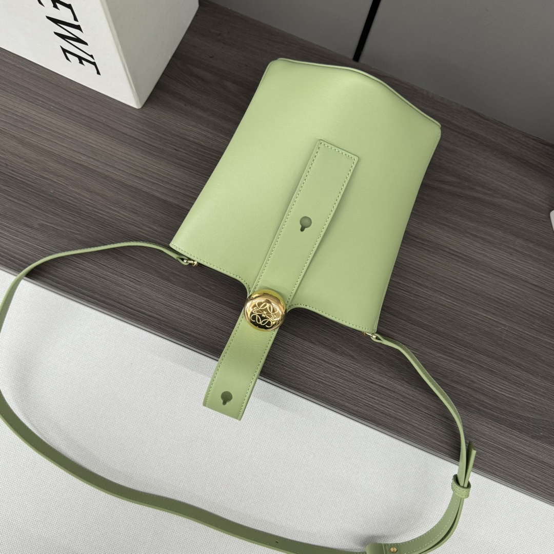 Loewe AANBBBMX02  Mini Pebble Bucket bag in soft grained calfskin Loe8001