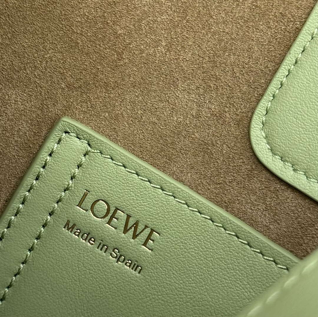 Loewe AANBBBMX02  Mini Pebble Bucket bag in soft grained calfskin Loe8001