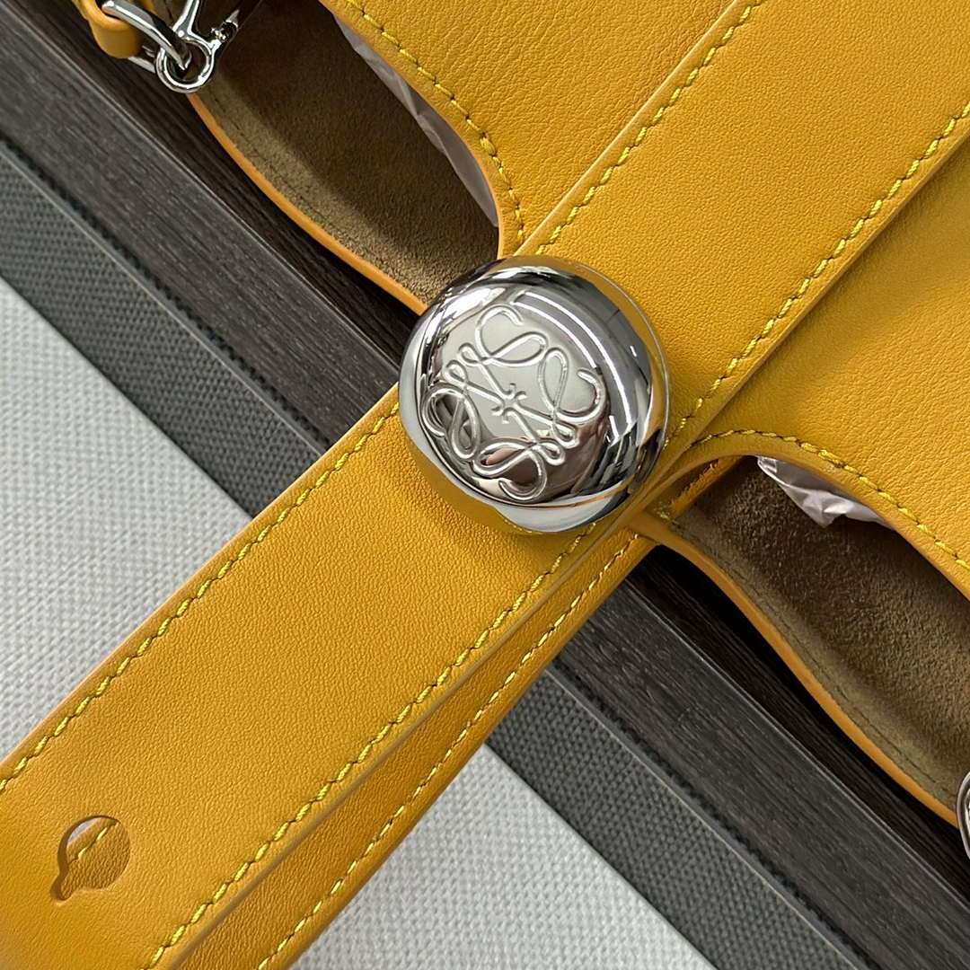 Loewe AANBBBMX02 Mini Pebble Bucket bag in soft grained calfskin Loe8005