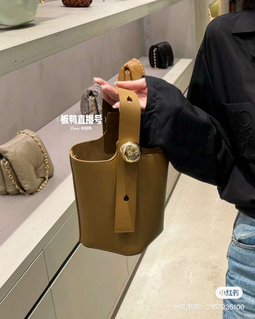 Loewe AANBBBMX02 Mini Pebble Bucket bag in soft grained calfskin Loe8006