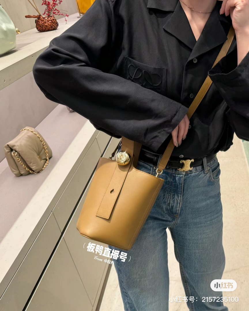 Loewe AANBBBMX02 Mini Pebble Bucket bag in soft grained calfskin Loe8006