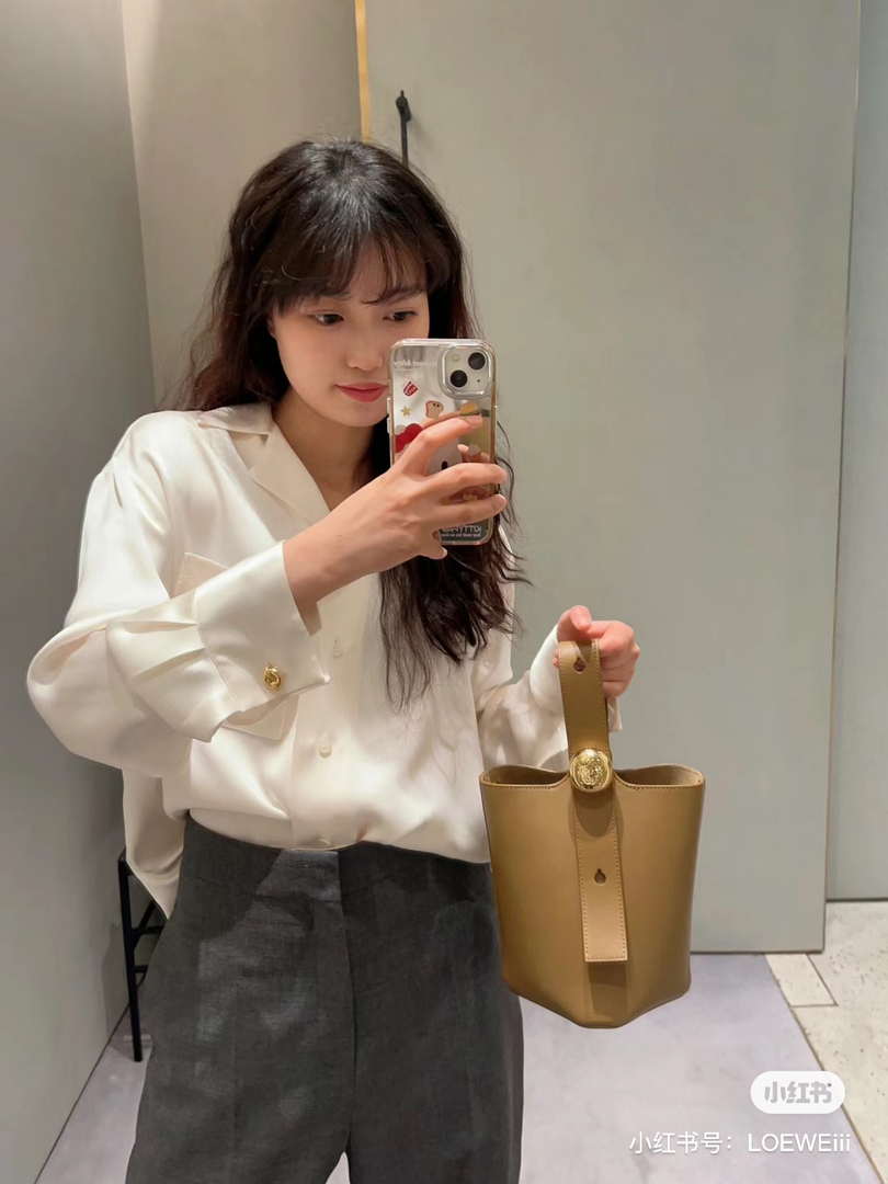 Loewe AANBBBMX02 Mini Pebble Bucket bag in soft grained calfskin Loe8006