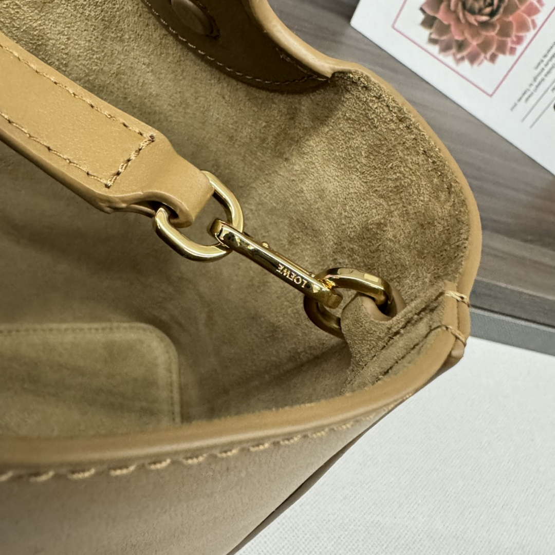 Loewe AANBBBMX02 Mini Pebble Bucket bag in soft grained calfskin Loe8006