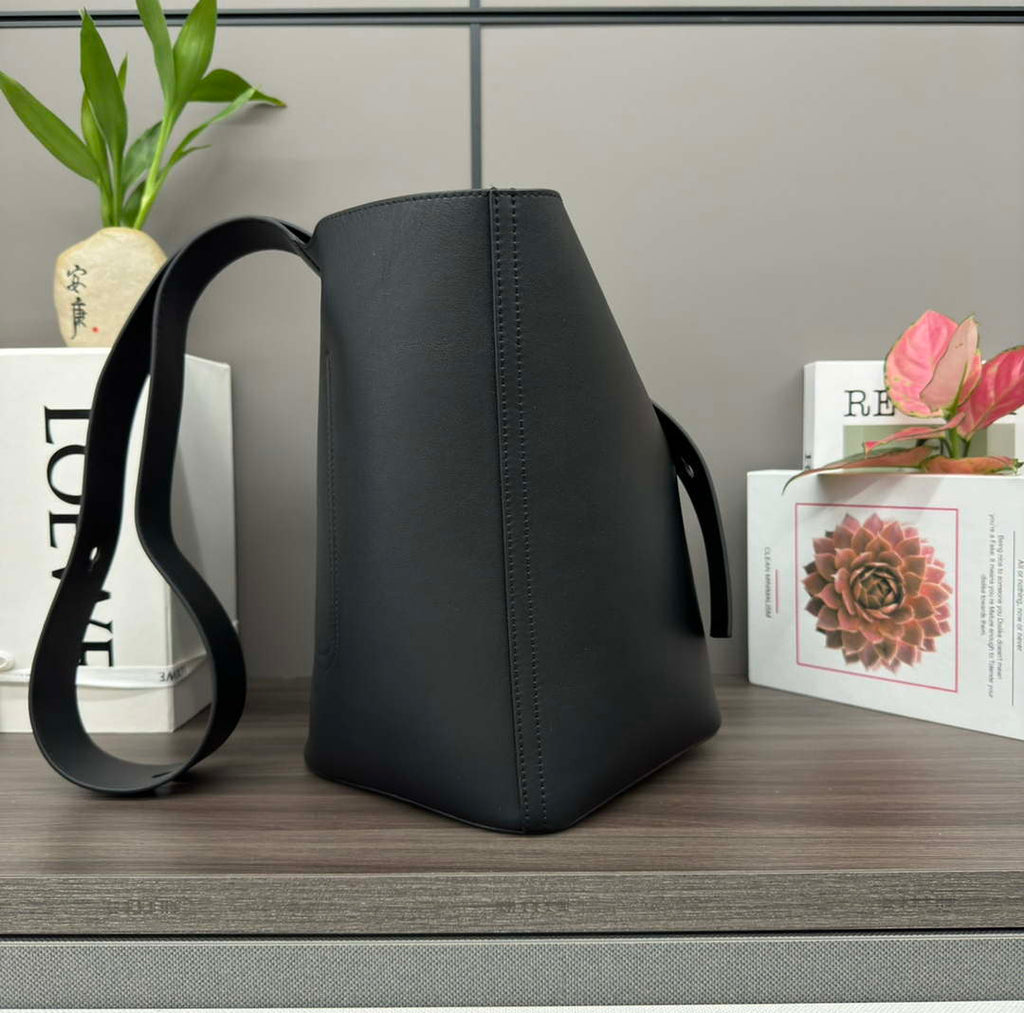 Loewe AANBBBWX01 Medium Pebble Bucket bag in mellow calfskin Black