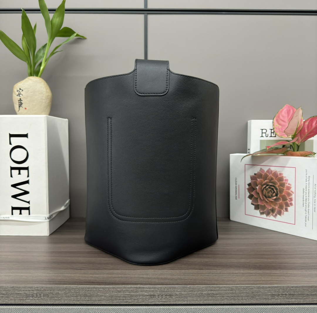 Loewe AANBBBWX01 Medium Pebble Bucket bag in mellow calfskin Black