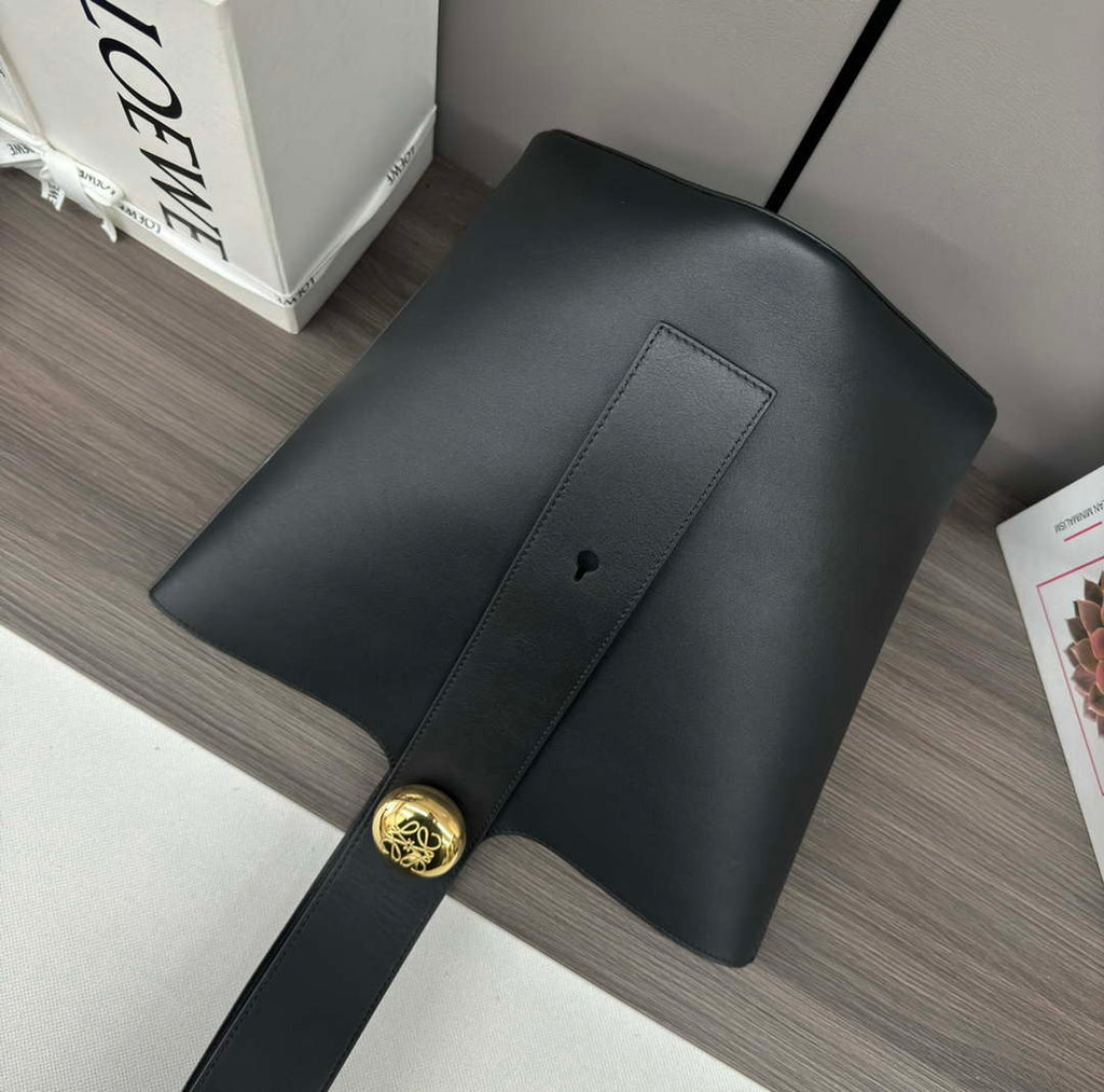 Loewe AANBBBWX01 Medium Pebble Bucket bag in mellow calfskin Black