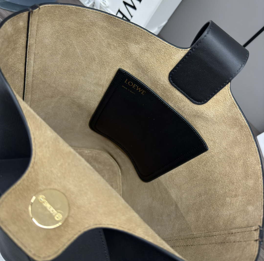 Loewe AANBBBWX01 Medium Pebble Bucket bag in mellow calfskin Black