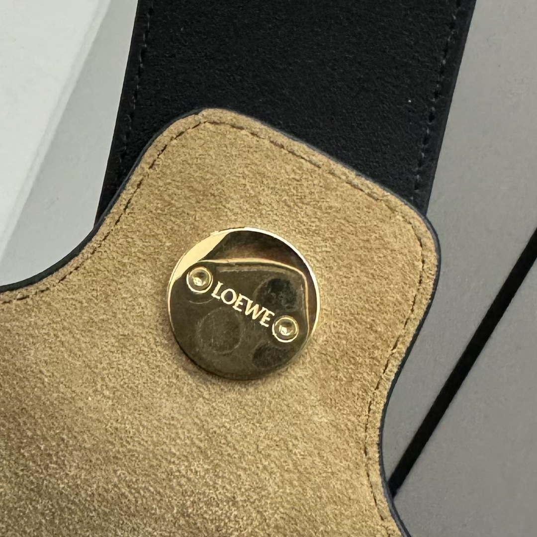 Loewe AANBBBWX01 Medium Pebble Bucket bag in mellow calfskin Black