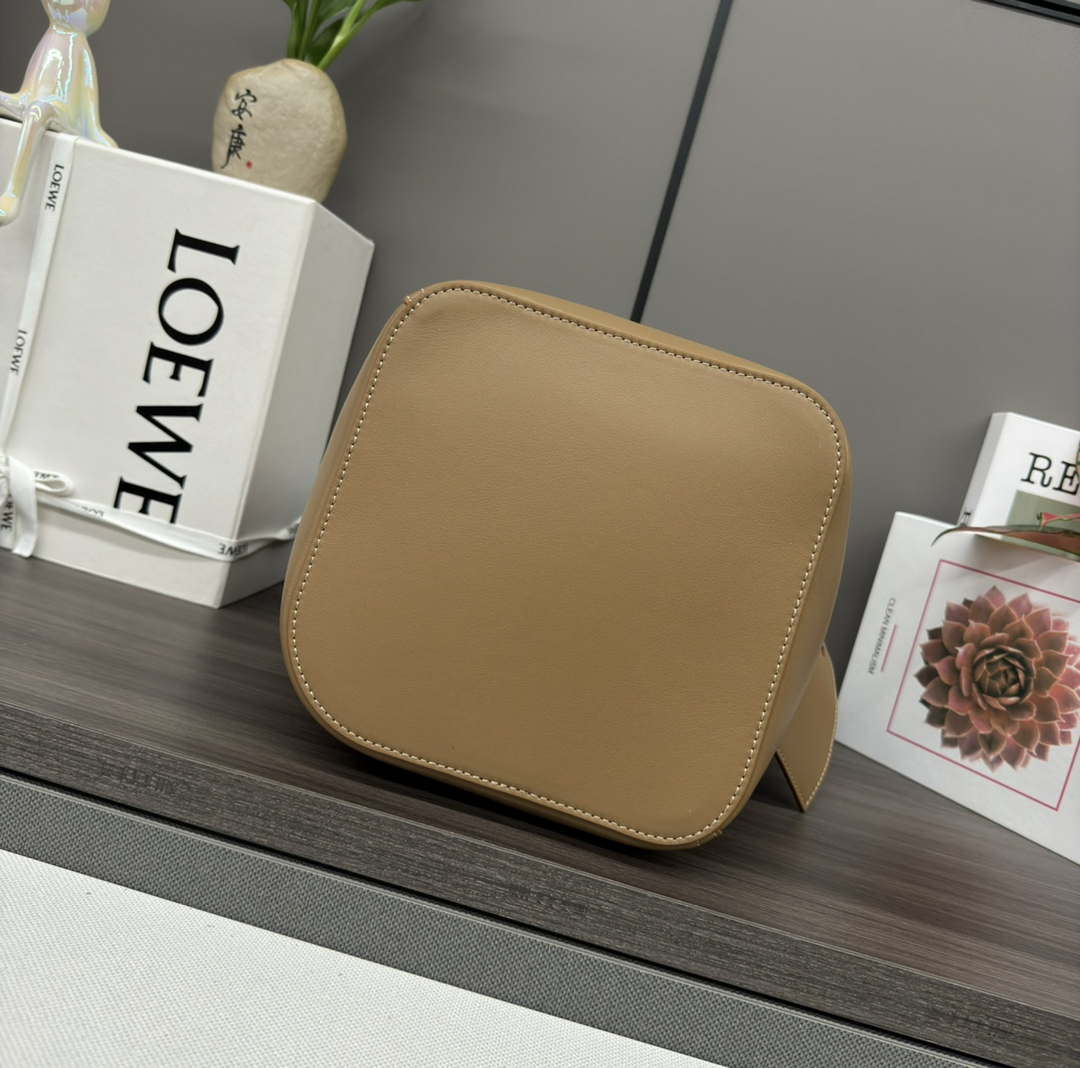 Loewe AANBBBWX01 Medium Pebble Bucket bag in mellow calfskin Brown