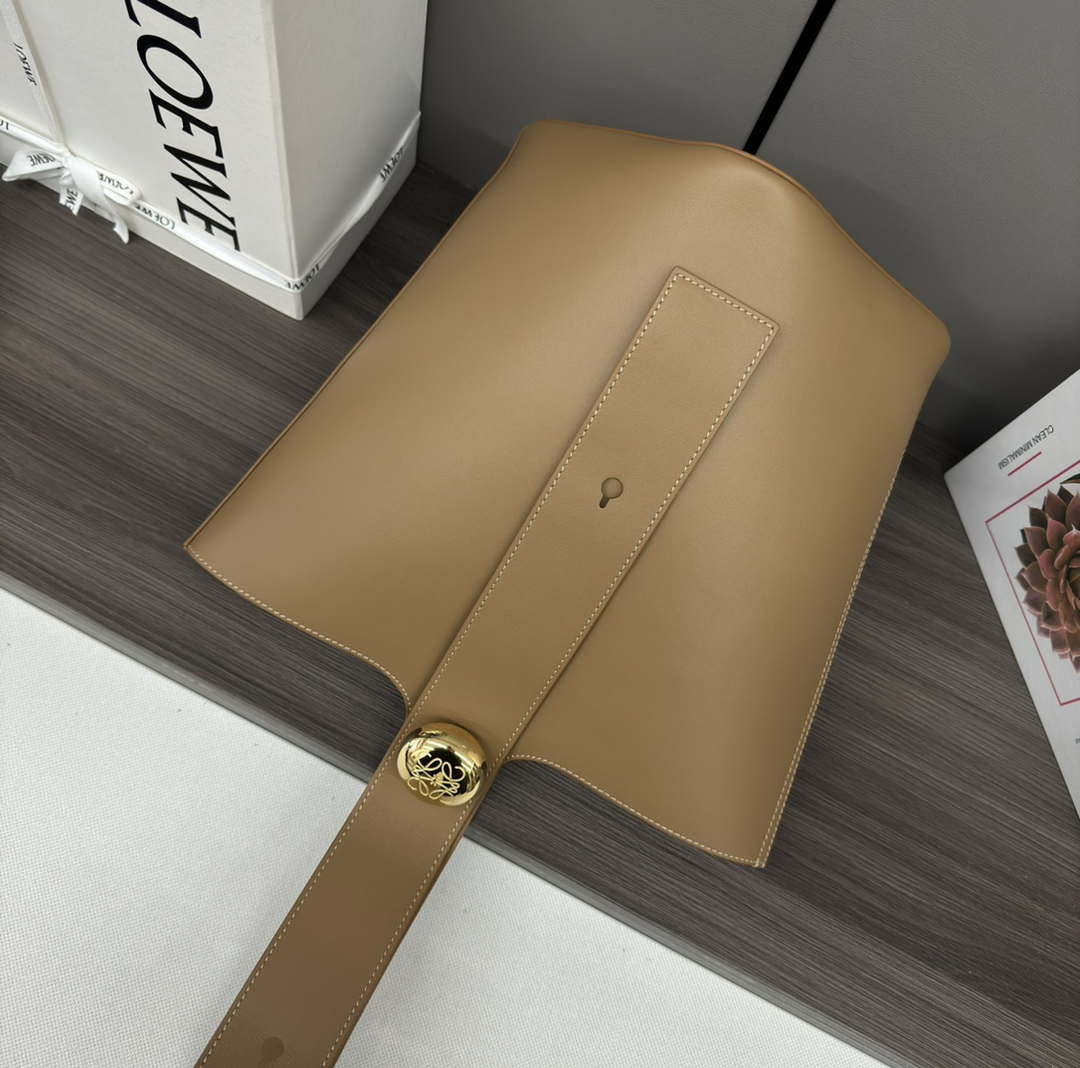 Loewe AANBBBWX01 Medium Pebble Bucket bag in mellow calfskin Brown