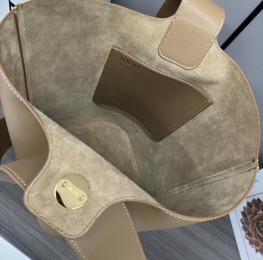 Loewe AANBBBWX01 Medium Pebble Bucket bag in mellow calfskin Brown