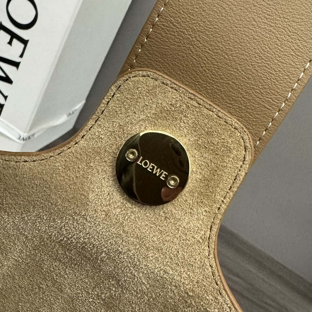Loewe AANBBBWX01 Medium Pebble Bucket bag in mellow calfskin Brown