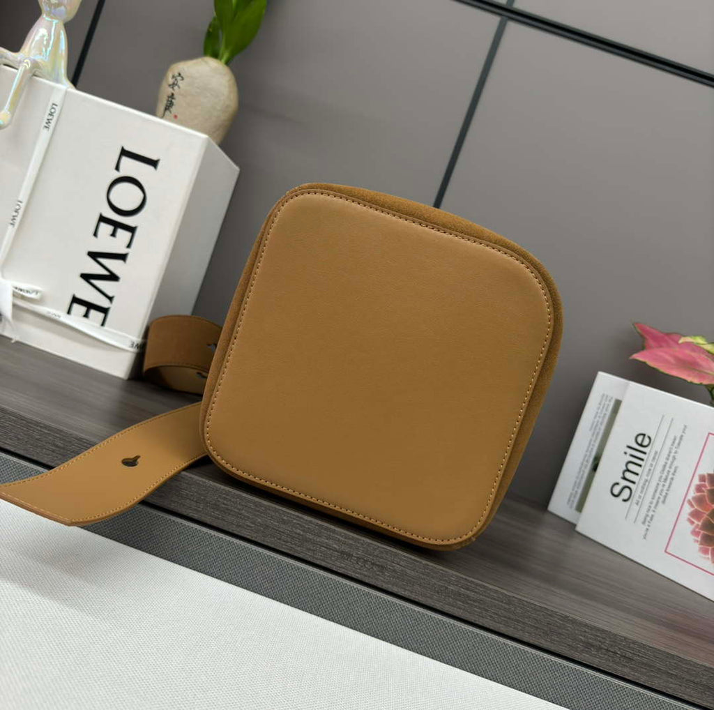 Loewe AANBBBWX01 Large Pebble Bucket bag in mellow Suede cowhide leather Brown
