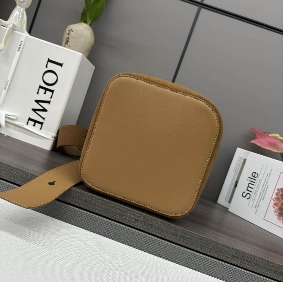 Loewe AANBBBWX01 Large Pebble Bucket bag in mellow Suede cowhide leather Brown