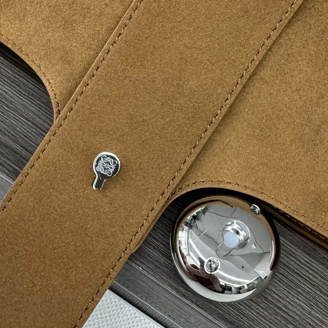 Loewe AANBBBWX01 Large Pebble Bucket bag in mellow Suede cowhide leather Brown