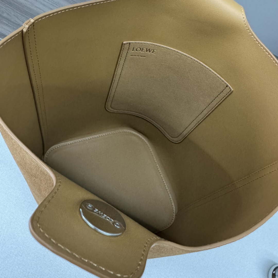 Loewe AANBBBWX01 Large Pebble Bucket bag in mellow Suede cowhide leather Brown