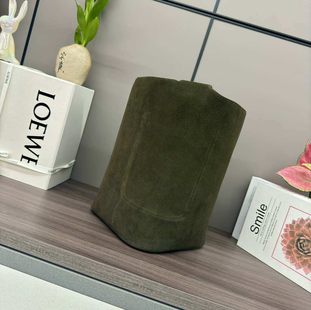 Loewe AANBBBWX01 Large Pebble Bucket bag in mellow Suede cowhide leather Green