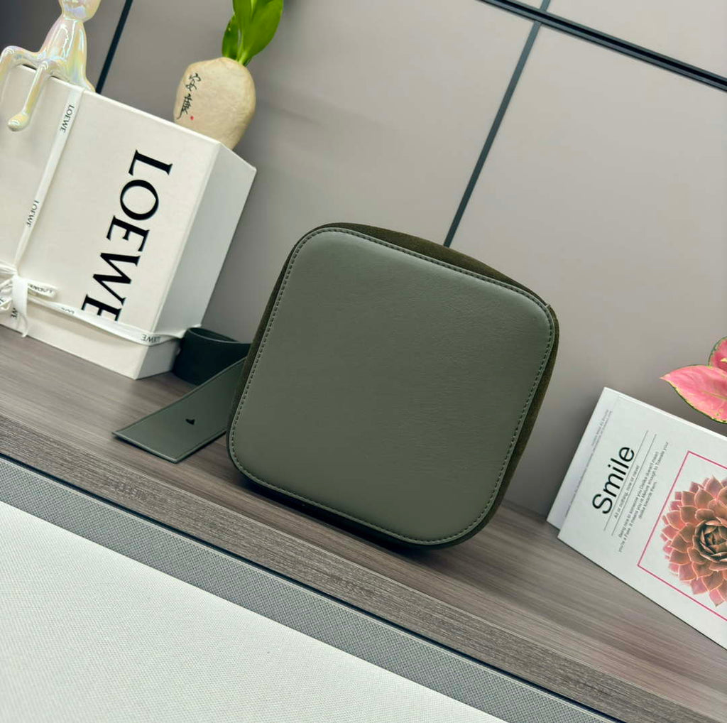Loewe AANBBBWX01 Large Pebble Bucket bag in mellow Suede cowhide leather Green