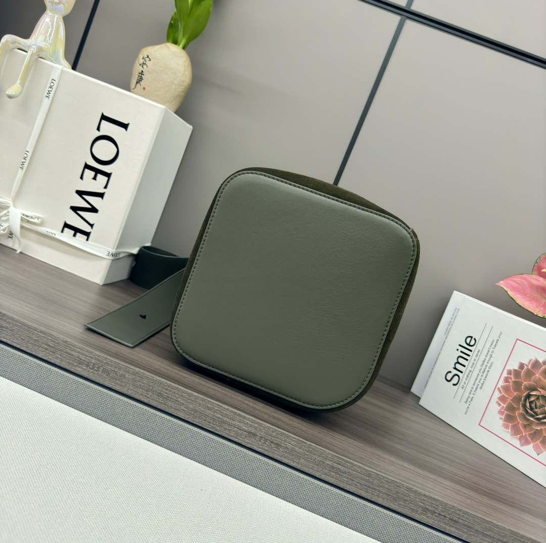 Loewe AANBBBWX01 Large Pebble Bucket bag in mellow Suede cowhide leather Green