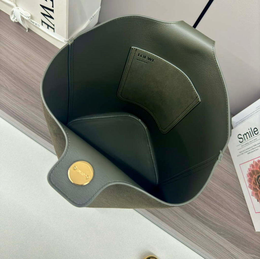 Loewe AANBBBWX01 Large Pebble Bucket bag in mellow Suede cowhide leather Green