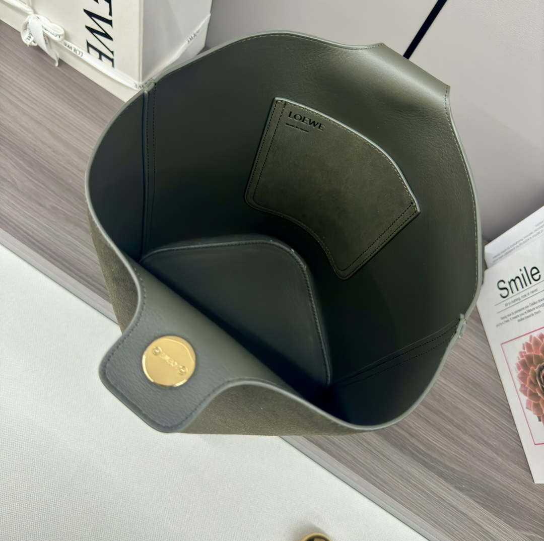 Loewe AANBBBWX01 Large Pebble Bucket bag in mellow Suede cowhide leather Green