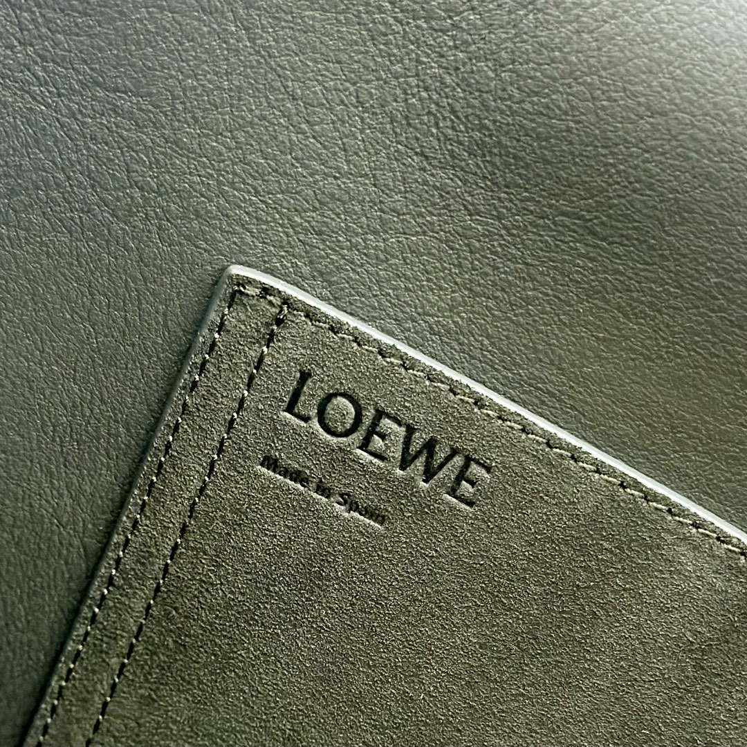 Loewe AANBBBWX01 Large Pebble Bucket bag in mellow Suede cowhide leather Green