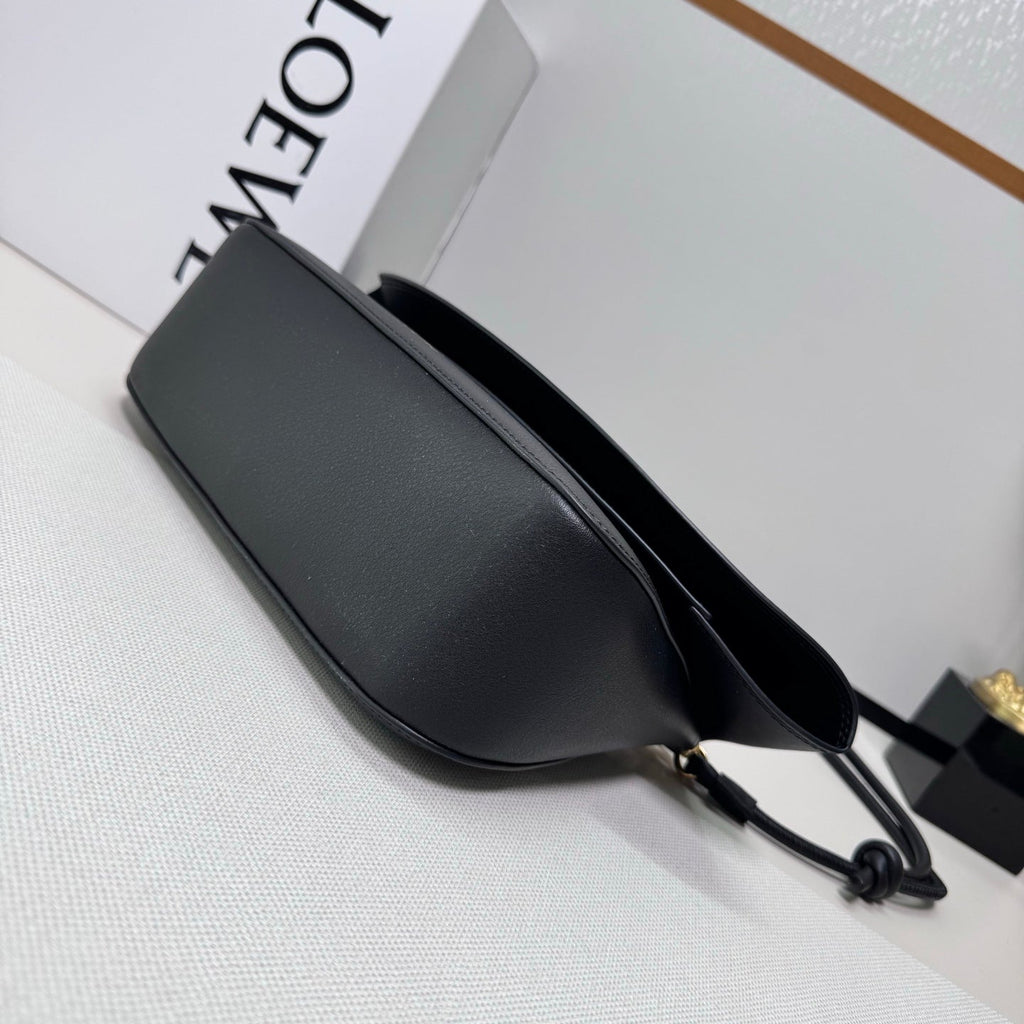 Loewe Medium Ola bag in smooth calfskin AP22P22X07  Lo90002