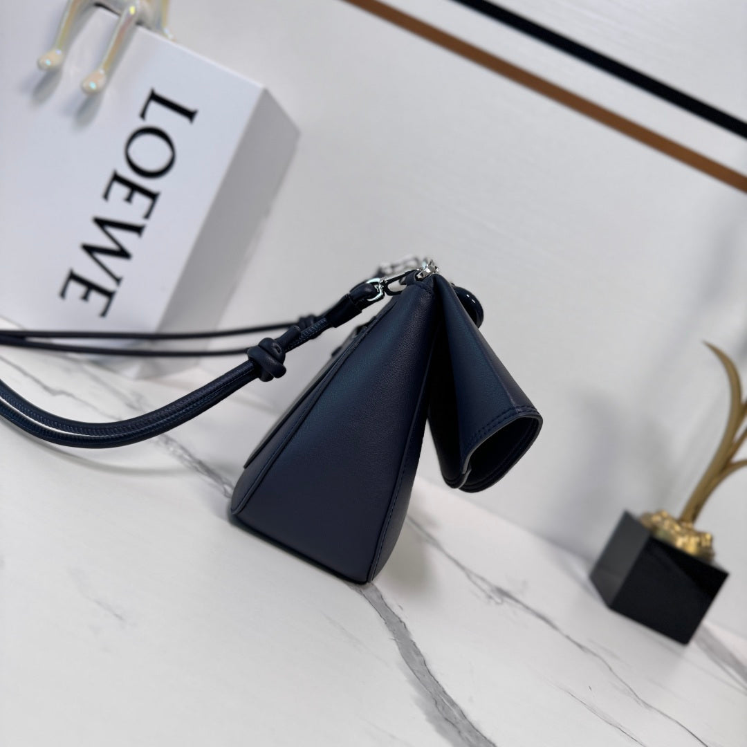Loewe Medium Ola bag in smooth calfskin AP22P22X07  Lo90004