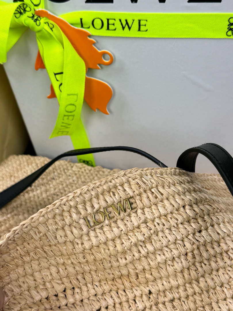 Loewe Medium Puzzle Fold tote in raffia Natural A779G50X08
