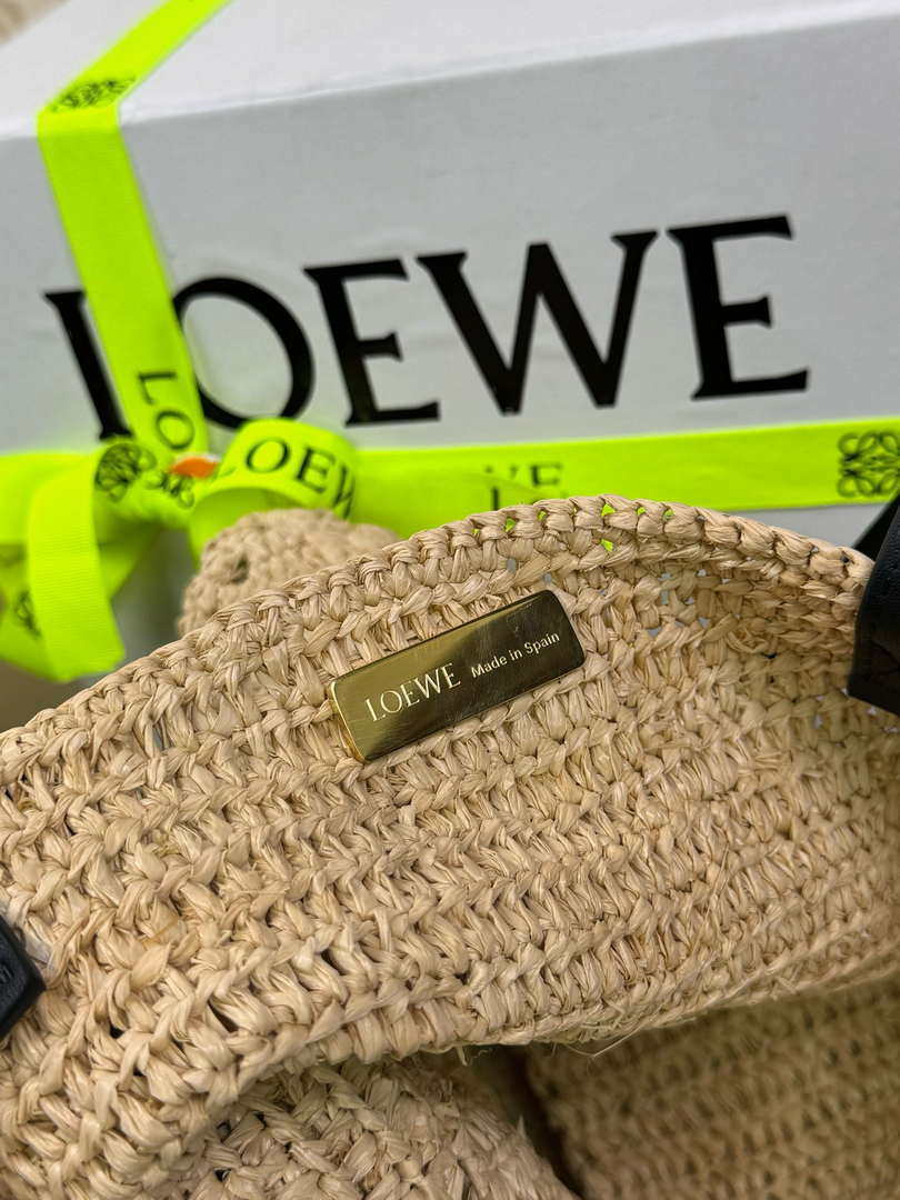 Loewe Medium Puzzle Fold tote in raffia Natural A779G50X08