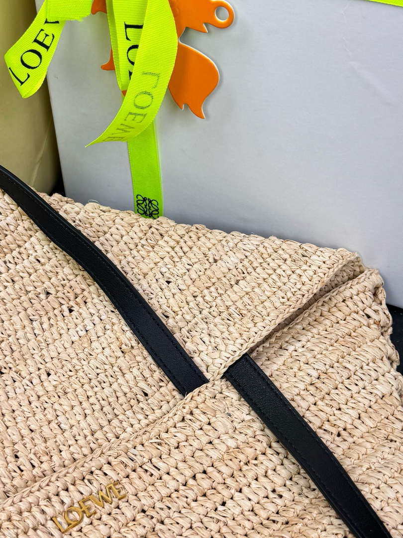 Loewe Medium Puzzle Fold tote in raffia Natural A779G50X08