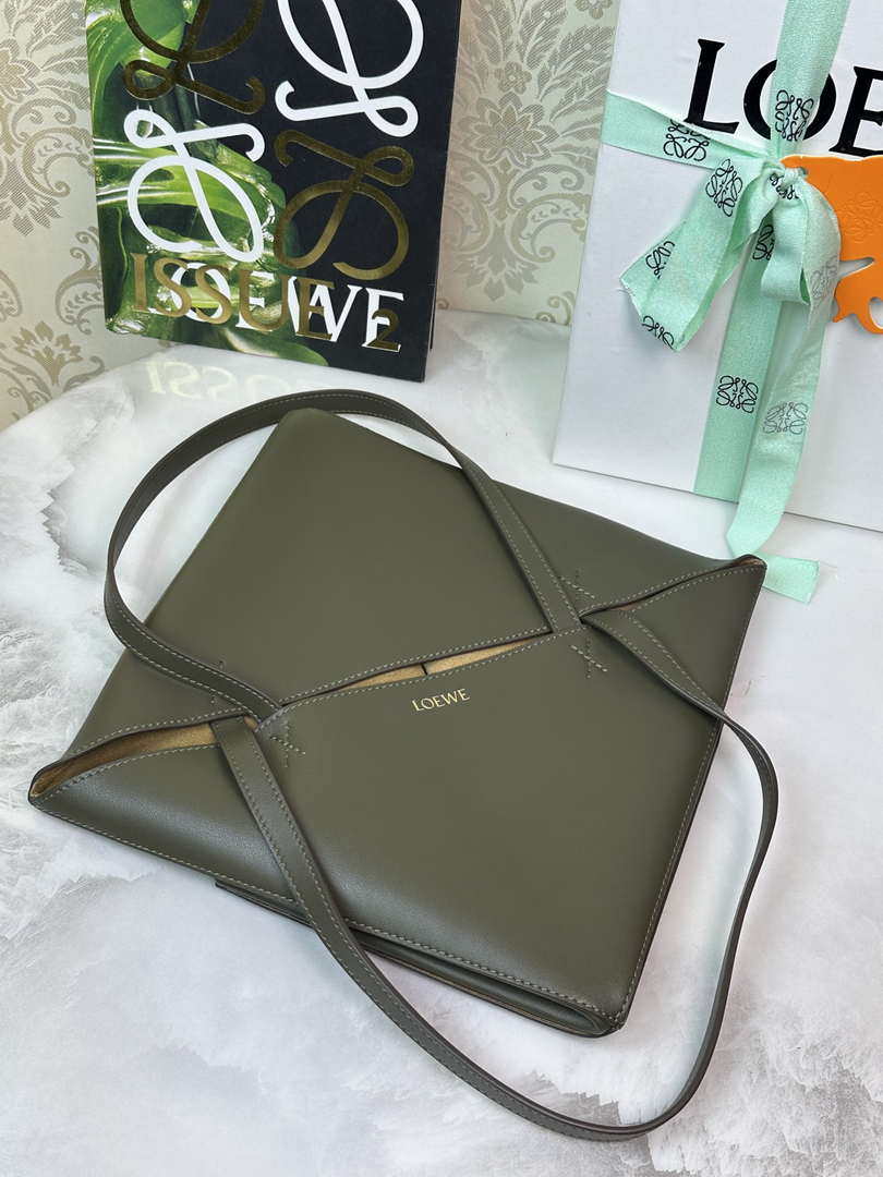 Loewe Medium Puzzle Fold tote in shiny calfskin A657G50X01 Dark Green