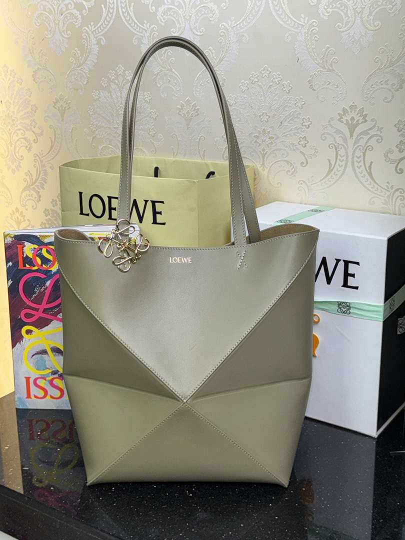 Loewe Medium Puzzle Fold tote in shiny calfskin A657G50X01 Green