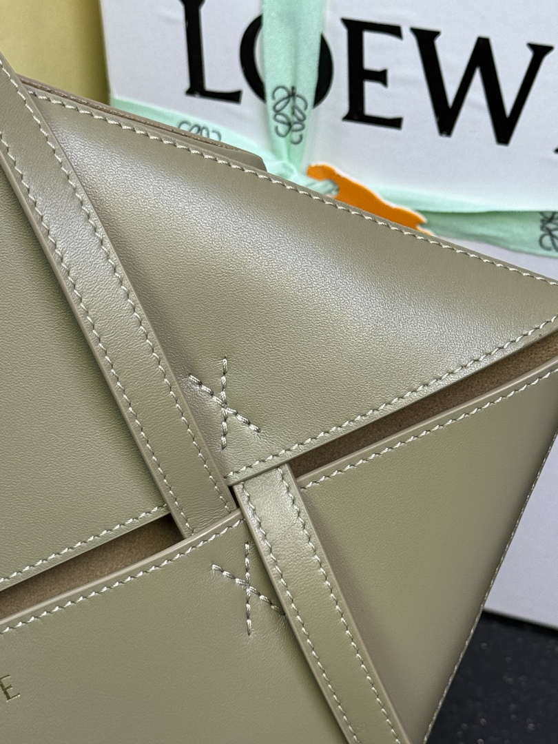 Loewe Medium Puzzle Fold tote in shiny calfskin A657G50X01 Green