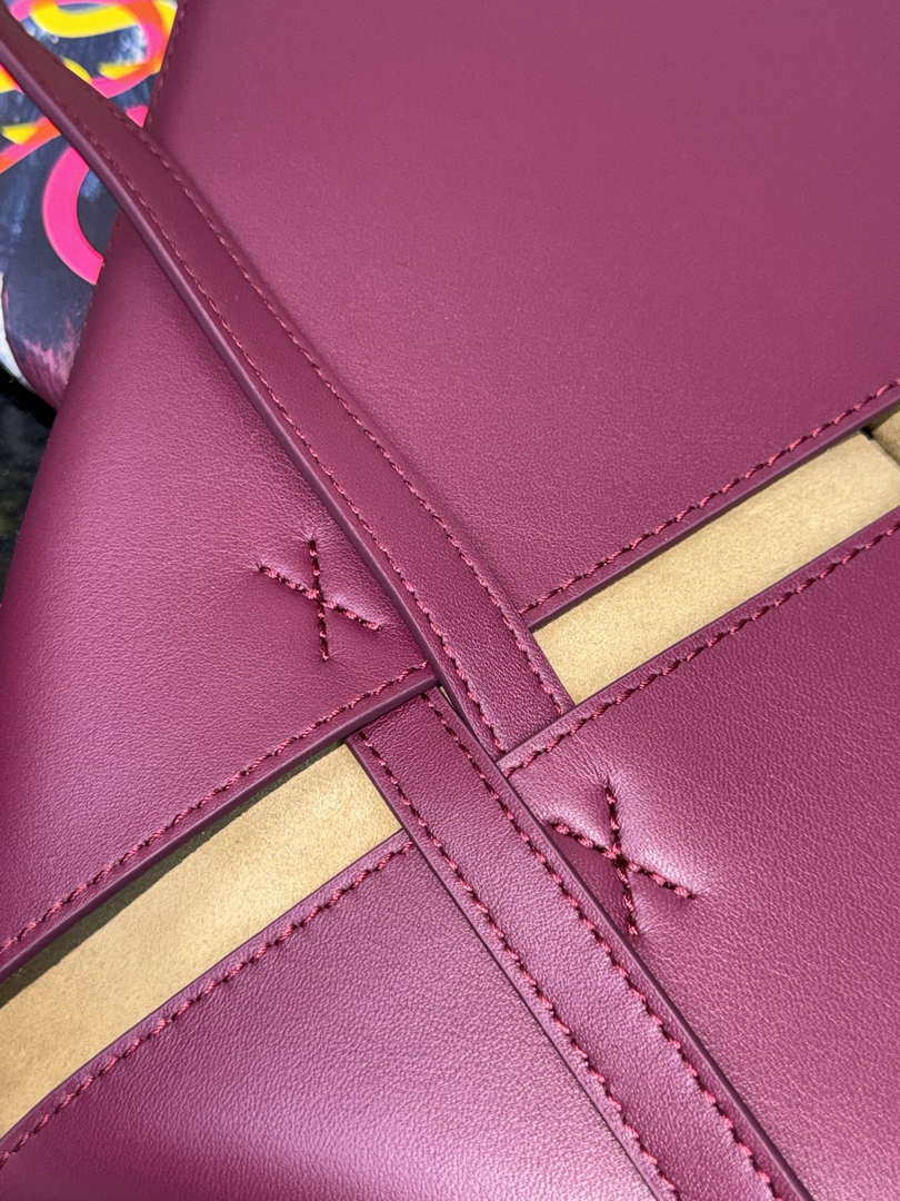 Loewe Medium Puzzle Fold tote in shiny calfskin A657G50X01 Wine Red