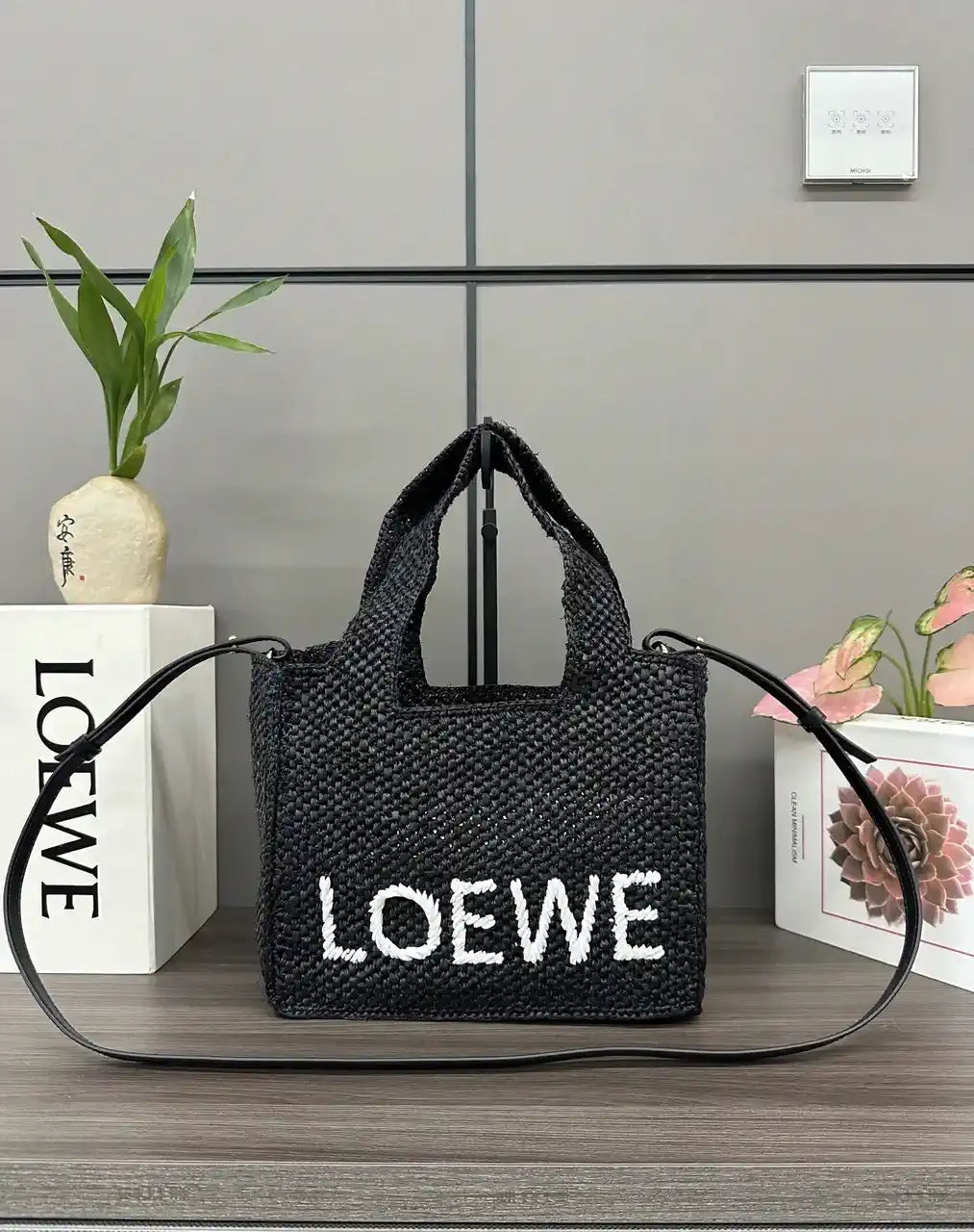 Loewe Small LOEWE Font tote in raffia A685B59X03 Black